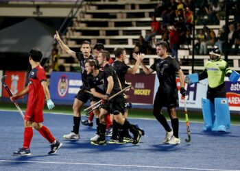 PEMAIN-Pemain New Zealand meraikan jaringan ketika menentang Korea Selatan pada aksi keempat Piala Sultan Azlan Shah 2024 di Stadium Azlan Shah, malam ini.-UTUSAN/MUHAMAD NAZREEN SYAH MUSTHAFA