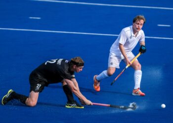 PEMAIN New Zealand, Scott Cosslett melakukan hantaran kepada rakan sepasukannya pada aksi pertama Piala Sultan Azlan Shah menentang Kanada di Stadium Azlan Shah, sebentar tadi.