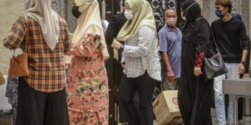 SEBAHAGIAN ahli keluarga bekas penuntut UPNM hadir di Mahkamah Rayuan Putrajaya bagi mengikuti rayuan berkaitan kes kematian Pegawai Kadet Laut universiti itu, Zulfarhan Osman Zulkarnain. UTUSAN/FAIZ ALIF AHMAD ZUBIR