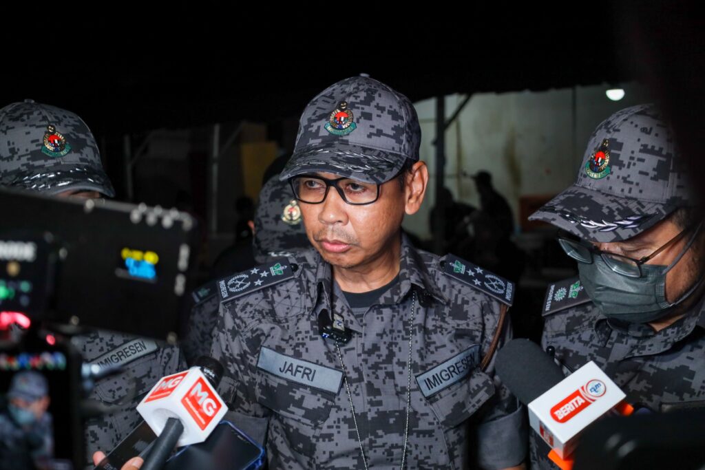 Jabatan Imigresen serbu pusat karaoke tawar GRO