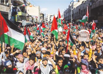 SOKONGAN masyarakat antarabangsa ke atas Palestin terus memuncak susulan kekejaman rejim Zionis Israel ke atas penduduk negara berkenaan. – GAMBAR HIASAN