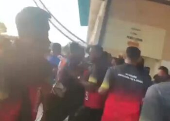 TANGKAP layar video kejadian anggota TLDM dibelasah penyokong di Stadium TLDM Lumut yang tular dalam media sosial. - UTUSAN