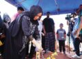 AHLI keluarga yang hadir pada pengebumian jenazah Allahyarham Hail Amir di Tanah Perkuburan Islam Ukay Perdana, Kuala Lumpur, semalam. – UTUSAN/SYAKIR RADIN