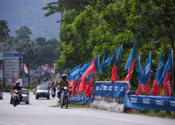 Bendera-bendera parti politik yang bertanding dalam Pilihan Raya Kecil (PRK) Dewan Undangan Negeri (DUN) Kuala Kubu Baharu mula dipasang bagi menghangatkan lagi suasana kempen semasa tinjauan di Kuala Kubu Bharu. UTUSAN/ M Firdaus M Johari