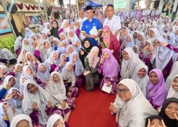 FADHLINA Sidek bergambar bersama pelajar Sekolah Menengah Kebangsaan Agama Perempuan Alawiyah, Kangar, Perlis semasa kunjungannya semalam. – UTUSAN/ASYRAF MUHAMMAD