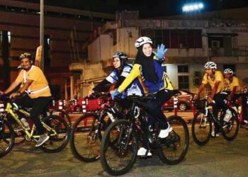SUASANA sunyi sepi khususnya pada waktu malam di pekan lama Kangar bertukar meriah dengan lebih 400 basikal mengelilingi bandar sejauh kira-kira 1.2 kilometer bersempena Kayuhan Nostalgia Kangar di Kangar, Perlis semalam.