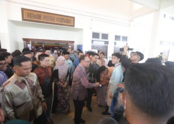 ANWAR Ibrahim beramah mesra dengan tetamu ketika hadir pada Majlis Sambutan Hari Raya Aidilfitri KPM di Putrajaya. - UTUSAN/FAISOL MUSTAFA