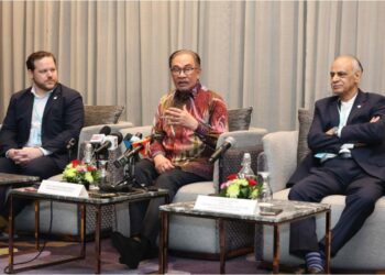 Perdana Menteri, Datuk Seri Anwar Ibrahim pada sidang akhbar selepas melihat Pameran Era Pasca Normal Madani di Berjaya Times Square, Kuala Lumpur, hari ini. - UTUSAN/AMIR KHALID