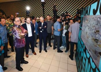 ANWAR Ibrahim melihat Pameran Era Pascanormal Madani ketika hadir merasmikan majlis itu di Berjaya Times Square, Kuala Lumpur, semalam. – UTUSAN/AMIR KHALID