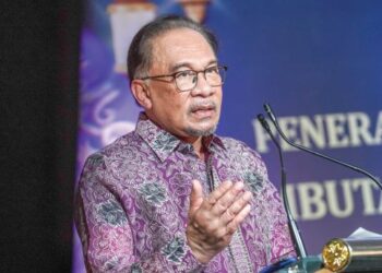 ANWAR Ibrahim berucap pada Majlis Sambutan Hari Raya Aidilfitri Kementerian Dalam Negeri (KDN) di Putrajaya, semalam. - UTUSAN/FAISOL MUSTAFA