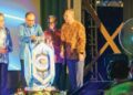 ANWAR Ibrahim merasmikan Majlis Kemuncak Hari Wartawan Nasional 2024 sambil disaksikan Premier Sarawak, Tan Sri Abang Johari Tun Openg (dua dari kiri) dan Menteri Komunikasi, Fahmi Fadzil (dua dari kanan) di Hotel Waterfront, Kuching, semalam.
