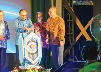 ANWAR Ibrahim merasmikan Majlis Kemuncak Hari Wartawan Nasional 2024 sambil disaksikan Premier Sarawak, Tan Sri Abang Johari Tun Openg (dua dari kiri) dan Menteri Komunikasi, Fahmi Fadzil (dua dari kanan) di Hotel Waterfront, Kuching, semalam.