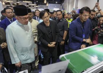 ANWAR Ibrahim melawat reruai ketika hadir bagi merasmikan Program Malaysia Kecerdasan Buatan (Al) Nexus 2024 di Pusat Dagangan Dunia (WTC), Kuala Kumpur hari ini. - UTUSAN/FARIZ RUSADIO