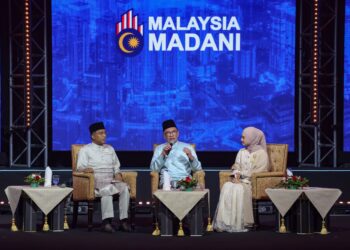 ANWAR Ibrahim (tengah) dalam sesi Temu Anwar pada Majlis Malaysia Artificial Intelligence Nexus 2024 bersama Menteri Pendidikan Tinggi, Datuk Seri Dr Zambry Abd Kadir (kiri) di Pusat Dagangan Dunia di sini, semalam. - UTUSAN/FARIZ RUSADIO