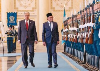 ANWAR Ibrahim memeriksa barisan kehormatan pasukan keselamatan sambil diiringi Presiden Kazakhstan, Kassym-Jomart Tokayev di Akorda, Astana, Kazakhstan kelmarin. – AFIQ HAMBALI/Pejabat Perdana Menteri
