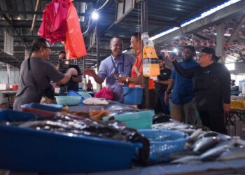 KHAIRUL Azhari Saut menyantuni pengunjung-pengunjung di Pasar Awam Kuala Kubu Baharu, di Hulu Selangor. - UTUSAN/M. FIRDAUS M. JOHARI