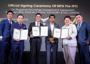 Azmir (tengah) bersama Pengerusi dan Pengasas NPG, Datuk Seri Norman Pang (dua dari kiri)  ketika  majlis perjanjian bagi memulakan proses pratawaran awal NPG baru-baru ini.