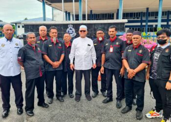 RAZMAN Zakaria (tengah) hadir di IPD Kerian di Bagan Serai semalam untuk diambil keterangan berhubung satu akaun di media sosial mengenai isu penggunaan perkataan kafir. – UTUSAN/WAT KAMAL ABAS