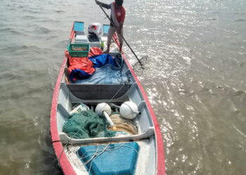 AKITANGAN  Pejabat Daerah dan Tanah Bagan Datuk menjalankan kerja menyukat petak ternakan kerang di Bagan Sungai Tiang di Bagan Datuk. - UTUSAN/AIN SAFRE BIDIN