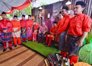 AHMAD Zahid bergambar bersama kepemimpinan UMNO Negeri Sembilan pada Majlis Rumah Terbuka Aidilfitri 2024 Parlimen Jelebu dan UMNO Negeri Sembilan 2024 di pekarangan Kompleks UMNO Jelebu, Simpang Pertang, Jelebu hari ini.-UTUSAN/MOHD. SHAHJEHAN MAAMIN.