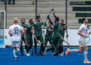 PEMAIN-Pemain Pakistan meraikan jaringan penyamaan ketika menentang New Zealand pada aksi kelima Piala Sultan Azlan Shah, sebentar tadi.