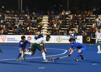 PEMAIN Pakistan, Usama Bashir berjaya melepasi kawalan pertahanan Korea Selatan pada aksi ketiga Piala Sultan Azlan Shah, malam tadi.-IHSAN MHC