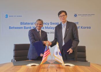 GABENOR Bank Negara Malaysia, Datuk Rasheed Abdul Ghaffour (kiri) dan Gabenor Bank of Korea, Rhee Chan-Yong (kanan) semasa menandatangani perjanjian untuk memperbaharui perjanjian pertukaran dua hala antara Malaysia dan Republik Korea.