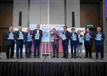 NGA Kor Ming (tengah) dan Jeffrey Ng (empat kiri) ketika majlis merasmikan pelancaran laporan Rumah Mampu Milik II, Merapatkan Jurang: Pendekatan Strategik Mengimbangi Bekalan & Permintaan oleh Rehda Institute pada Persidangan Perumahan Serantau 2024 di sini, hari ini.