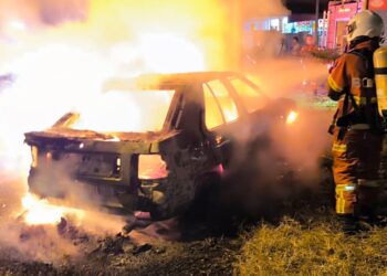 ANGGOTA bomba memadam kebakaran sebuah kereta yang mengorbankan seorang lelaki warga emas di Desa Rasi, Chemor di Ipoh semalam. - UTUSAN