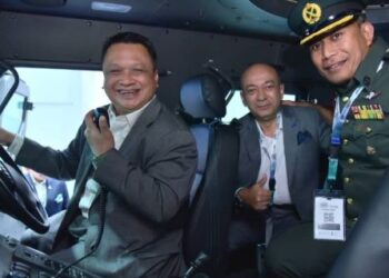 TUANKU Syed Faizuddin Putra Jamalullail diiringi Naib Canselor Universiti Malaysia Perlis (UniMAP), Prof Ir Ts Datuk Dr Zaliman Sauli (tengah) dan Timbalan Komander Rejimen 504 Askar Wataniah, Leftenan Kolonel Lasahi Laiji di dalam kenderaan tentera produk dari Korea Selatan.