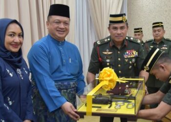 TUANKU Syed Faizuddin Putra Jamalullail ditemani Tuanku Dr. Lailatul Shahreen Akashah Khalil berkenan menerima cenderahati daripada Zambery Jefry Darus berupa beret dan bayonet tentera.