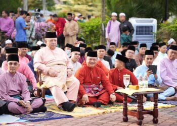 TUANKU Syed Sirajuddin Jamalullail bersama rakyat jelata menunaikan solat Aidilfitri di pekarangan istana Arau baru-baru ini.