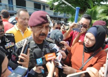 RAZARUDIN Husain ketika bercakap kepada pemberita mengenai kejadian tembakan di Balai Polis Ulu Tiram, Johor Bahru, hari ini. - UTUSAN/RAJA JAAFAR ALI