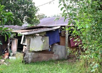RUMAH suspek serangan balai polis yang terletak di hujung jalan di Kampung Ulu Tiram, Johor.