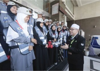 SYED Saleh Syed Abdul Rahman beramah mesra bersama Sahabat Maktab selepas majlis pelantikan semalam.