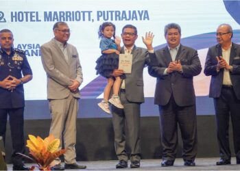 SAIFUDDIN Nasution Ismail ketika melancarkan GPPF di Putrajaya, semalam. – UTUSAN/FAISOL MUSTAFA