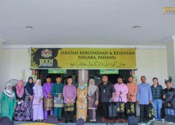 NURWATI Abdul Wahab (tengah) bersama tetamu di majlis bersama media Pahang di JKKN Pahang, Kuantan, semalam.