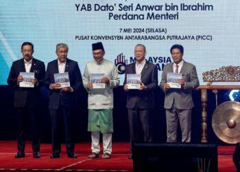 ANWAR Ibrahim (tengah) menunjukkan buku Strategi Pembanterasan Rasuah Nasional 2024-2028 
di Pusat Konvensyen Antarabangsa Putrajaya (PICC) semalam. – UTUSAN/ FAISOL MUSTAFA