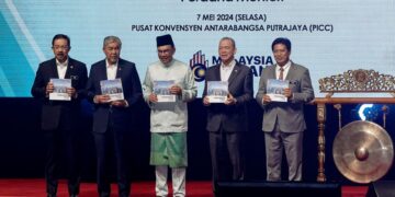 ANWAR Ibrahim (tengah) menunjukkan buku Strategi Pembanterasan Rasuah Nasional 2024-2028 
di Pusat Konvensyen Antarabangsa Putrajaya (PICC) semalam. – UTUSAN/ FAISOL MUSTAFA