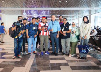 KAMARUZZAMAN Razali (tengah) bersama pengamal media meninjau operasi Terminal Fasa 1, Lapangan Terbang Sultan Ismail Petra, Pengkalan Chepa, Kota Bharu, Kelantan. – UTUSAN/KAMARUL BISMI KAMARUZAMAN