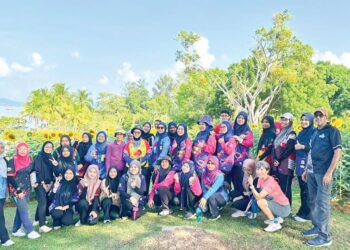 PARA peserta bergambar selepas menyertai program Nature Walk sempena sambutan Hari Bumi 2024 di Taman Lagenda, Langkawi, baru-baru ini.