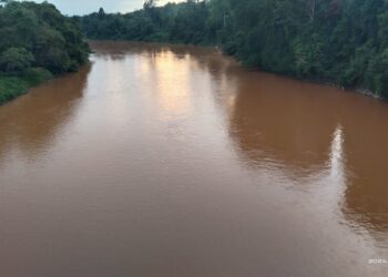 KEADAAN air Sungai Jelai kelihatan kemerahan dan berkeladak sejak dua minggu lalu berdekatan Kampung Gemuncur, Lipis. – UTUSAN/HARIS FADILAH AHMAD
