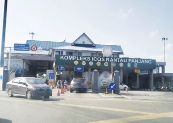 KENDERAAN rakyat Malaysia kelihatan memasuki pintu sempadan Malaysia-Thailand di Kompleks Imigresen, Kastam, Kuarantin dan Keselamatan (ICQS) Rantau Panjang, Kelantan, semalam. – UTUSAN/ROHANA ISMAIL