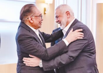 ANWAR Ibrahim bertemu Ismail Haniyeh dalam lawatan rasmi di Qatar, baru-baru ini. – PEJABAT PERDANA MENTERI