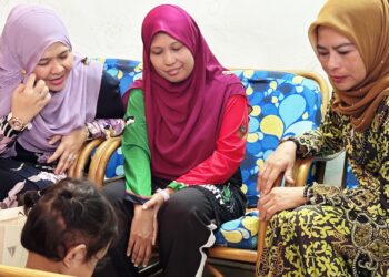 NUR Syuhada Jamil (tengah) menerima kunjungan Noraini Ahmad (kanan) di Seri Iskandar, dekat Parit, Perak, kelmarin. – UTUSAN/LIYANA RAMLI UTUSAN/LIYANA RAMLI