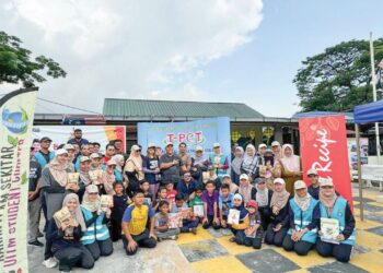 ABDUL Halim Hassan (tengah) bersama para peserta program Jom Lupus: E-WASTE 2024 (Siri 9) di Kampung Padang Jawa, Shah Alam, Selangor, baru-baru ini.