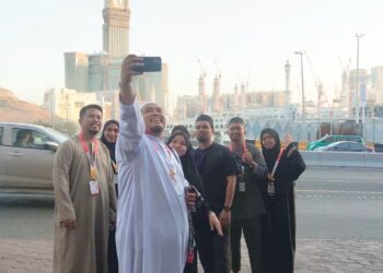 LIMA beradik termasuk tiga ipar bergambar di depan hotel mereka di Mekah, semalam.
