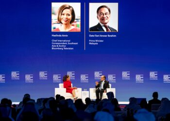 ANWAR Ibrahim diwawancara oleh Bloomberg pada Forum Ekonomi Qatar (DEF) 2024 di Doha, kelmarin.