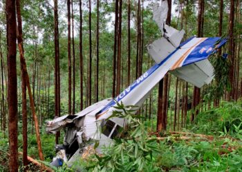 PESAWAT ringan jenis Cessna 172N Skyhawk yang terhempas di kawasan ladang dekat Felda Gunung Besout 2, Sungkai, Perak, ketika menjalani latihan penerbangan, semalam. - IHSAN JBPM