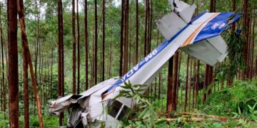 PESAWAT ringan jenis Cessna 172N Skyhawk yang terhempas di kawasan ladang dekat Felda Gunung Besout 2, Sungkai, Perak, ketika menjalani latihan penerbangan, semalam. - IHSAN JBPM